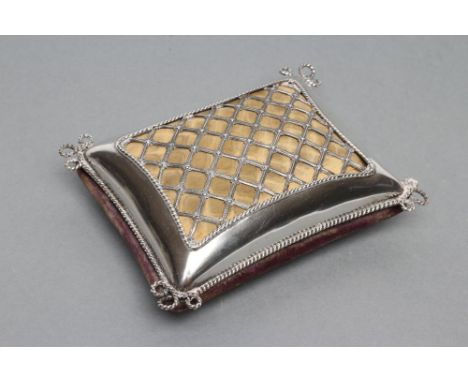 AN EDWARDIAN SILVER HAT PIN CUSHION, maker William Comyns, London 1909, of oblong form, the lattice "buttoned" top enclosing 