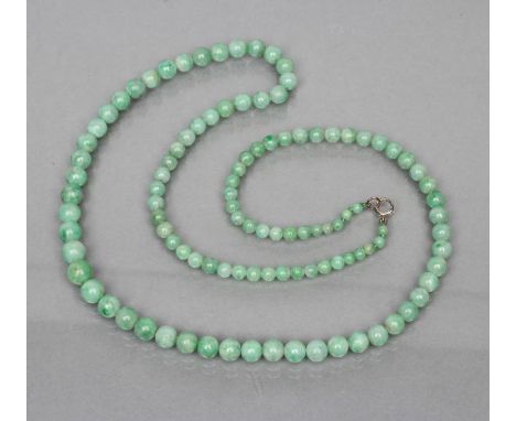A STRING OF POLISHED GRADUATING JADE BEADS, 19" long (Est. plus 21% premium inc. VAT)Generally good, 65g total