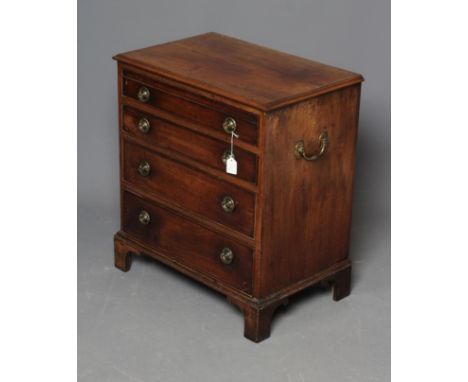 A SMALL MAHOGANY STRAIGHT FRONT CHEST, the moulded edged top over four graduated drawers with brass ring handles, brass loop 