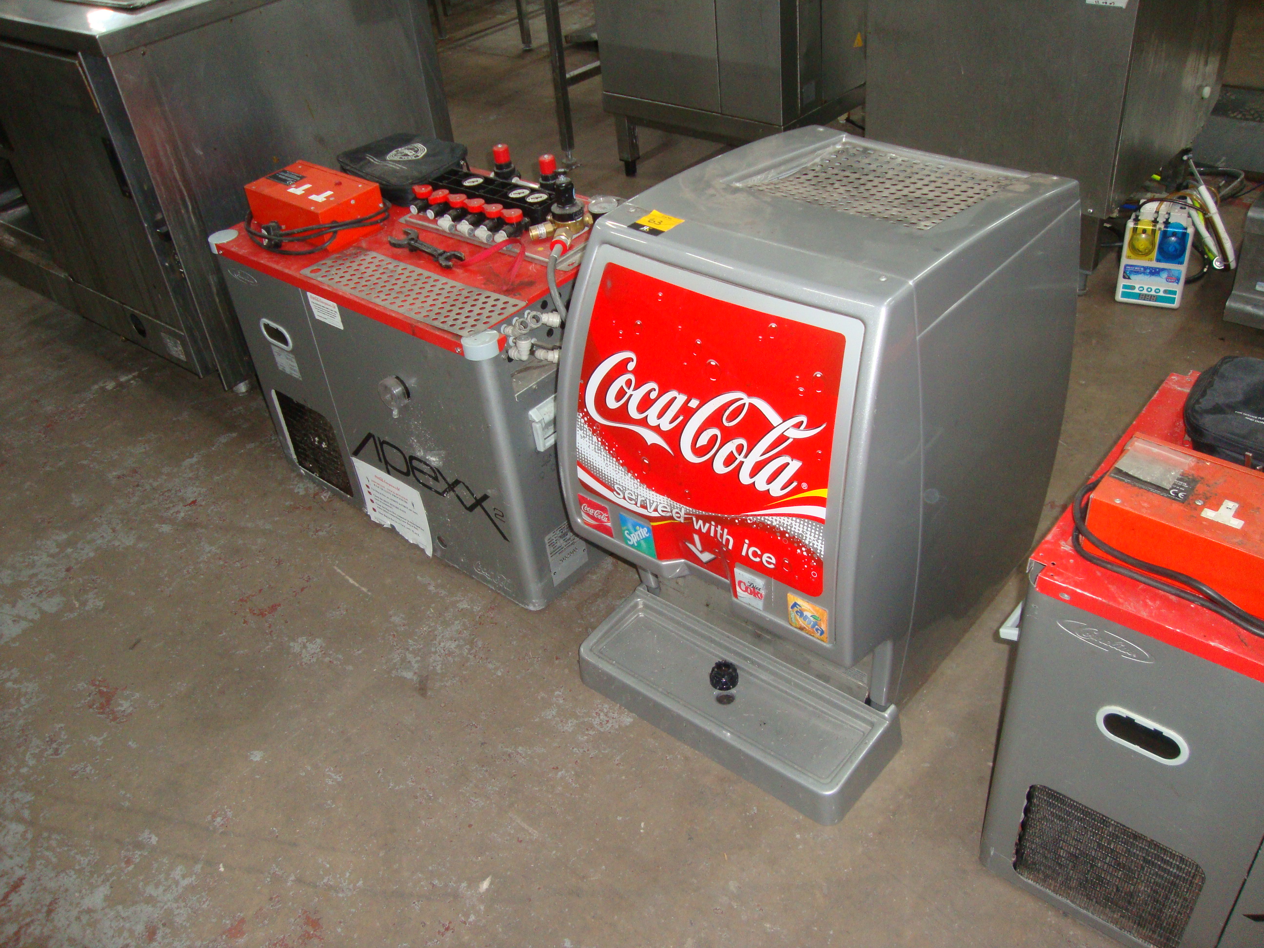 Post mix soft drink dispensing system comprising counter top dispenser