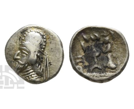 Kingdom of Persis. Dārēv (Darios) II AR Obol.. 1st century BC. Diademed bust to left, wearing tiara decorated with crescent /