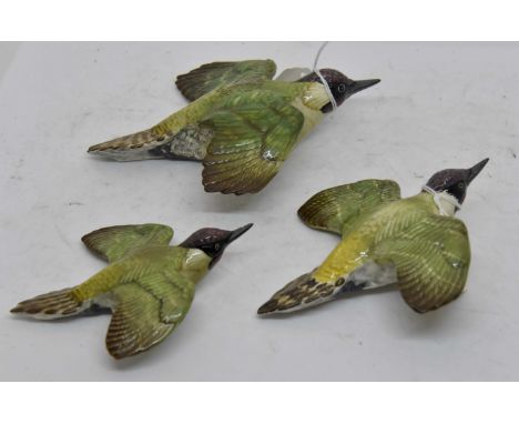 Beswick Green Woodpecker wall plaques; numbers 1344-1, 1344-2, 1344-3 (3)Minor paint chip on beak of smallest. No obvious sig