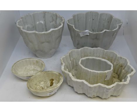 Shelley ware; three ceramic jelly moulds, plus two smaller moulds (5)