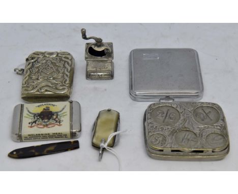 Assorted metal collection including; Masonic plated vesta case, ladies compact, metal coin holder, two small pen knives, mini