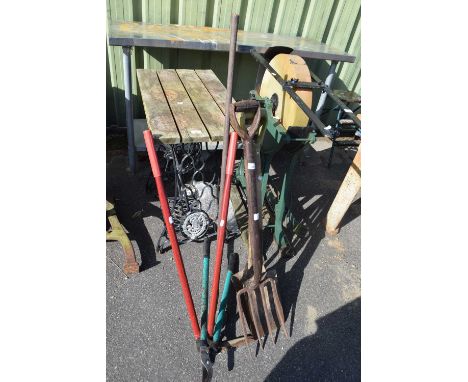Mixed garden tools 