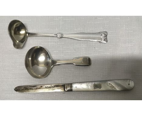 Hallmarked silver and mother of pearl fruit knife, blade point a/f, Sheffield 1915, white metal ladle and caddy spoon, London