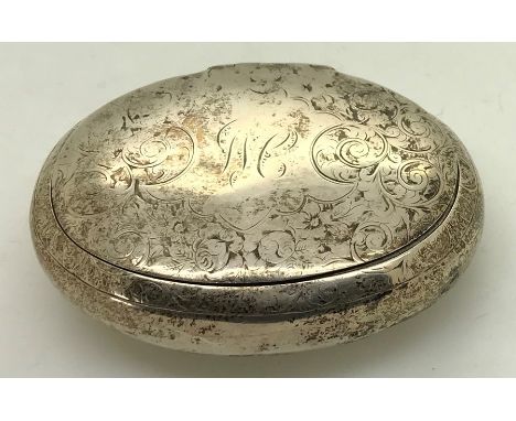 An oval silver snuff box. Foliate scroll engraving. Birmingham 1899, maker Thomas Hayes. 89.1 gms. 10cm x 7.5 cm.Condition Re