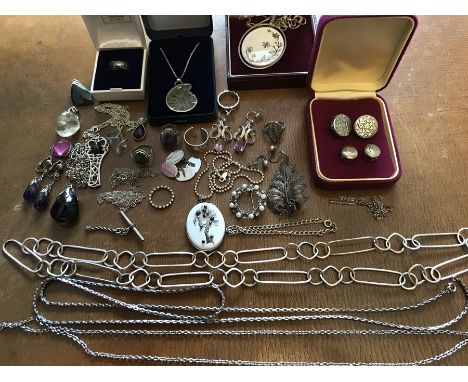 Vintage silver and other costume jewellery. 