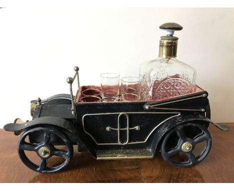 A vintage musical decanter modelled as a vintage car with 2 shot glasses, missing 4. 