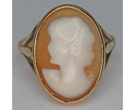 A 9ct gold cameo ring, marked '9ct', gross wt. 3.24g, size N.  