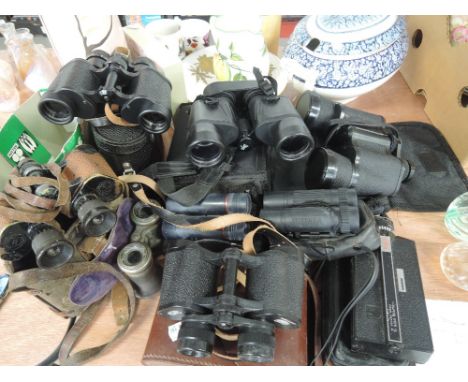 A selection of binoculars etc including US Army signal corps (EE91003)