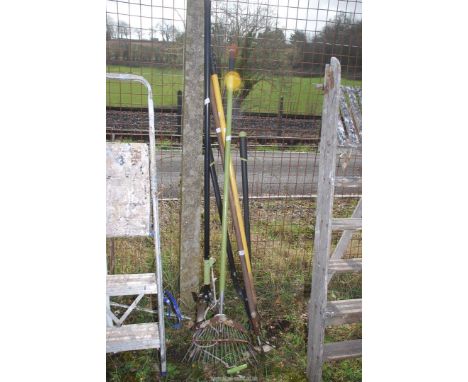Quantity of tools, hoe, rakes, pruner etc.
