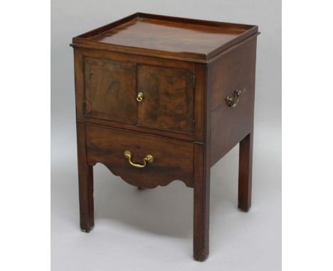 GEORGE III MAHOGANY TRAY TOP COMMODE, with a pair of doors and adapted pot drawer, brass swing handles, height 75cm, width 53