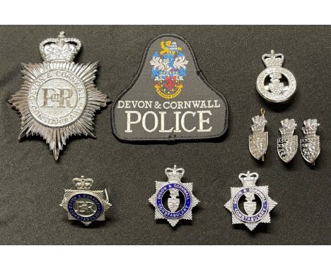 Devon &amp; Cornwall Constabulary collection comprising of: Queens Crown Helmet Plate: Queens Crown Cap Badge: three collar d