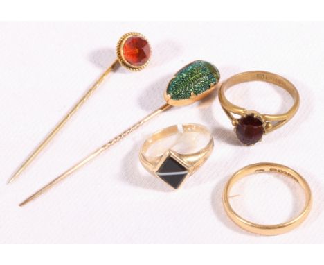 18ct gold wedding band, 3.6g, two dress rings, scarab beetle tie pin with 9ct gold mount and another.