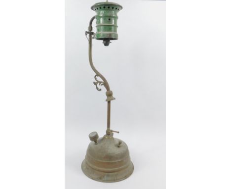 A Unic Lumiere early 20thC pressurised brass and enamel table lamp, 3 Impasse du Moulin-Joly, Paris, 69cm high.