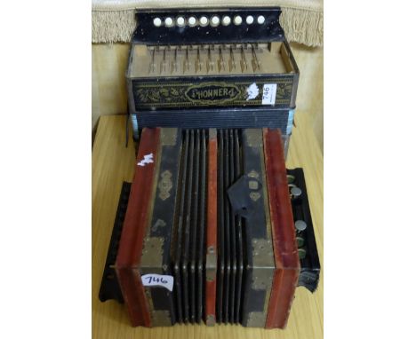 2 Button Accordions incl. 1 Honheur 