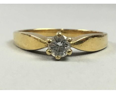 EIGHTEEN CARAT GOLD RING,set small diamond