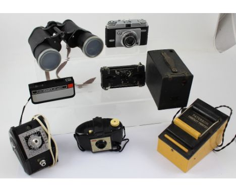 Various cameras to include a Box Brownie, three cased cameras, a Kodak Instamatic 130, a Vario and a Vest Pocket Ensign, a Lu