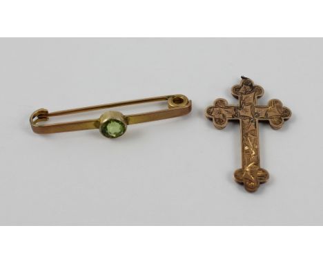 A 9ct gold solitaire peridot bar brooch, a bright-cut engraved 9ct gold pendant cross, approx 3.2g (2).
