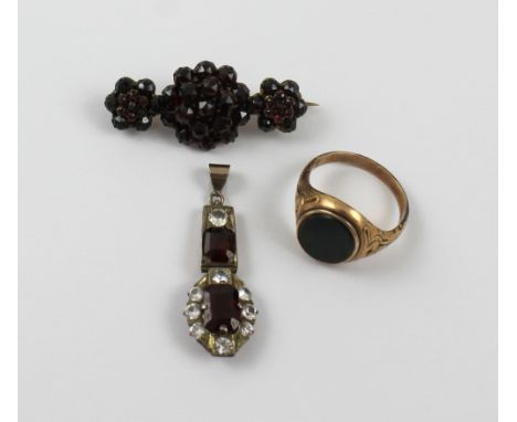 A small group of gem-set jewellery items to include a yellow metal garnet and white sapphire pendant, a pinchbeck and garnet 