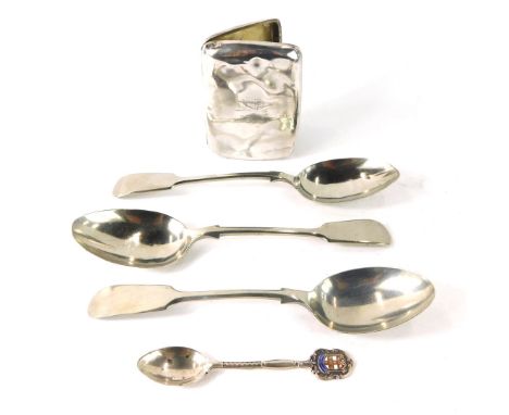 An Edward VII silver cigarette case, inscribed DP and dated 1911, 1.92oz, a silver and enamel souvenir spoon, and thee fiddle