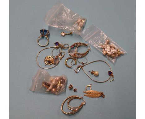 A bag of assorted costume jewellery, to include a 9ct gold dress ring etc.