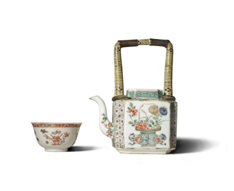 A CHINESE FAMILLE VERTE EWER AND A TEA BOWL KANGXI 1662-1722 The ewer decorated with flower baskets and further floral sprays