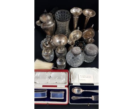 SHELF LOT OF ANTIQUE SILVER AND GLASSWARE - APPROX 19 ITEMS