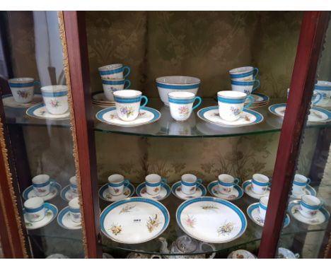 LARGE QUANTITY OF ROYAL WORCESTER COFFEE AND TEA SERVICE