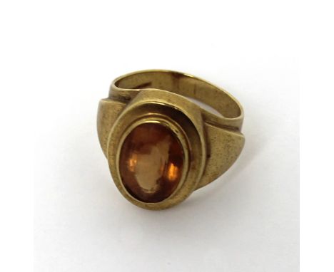 A gentlemen's 9ct gold dress ring set with oval amber-coloured stone, size R, approx 10.1g.