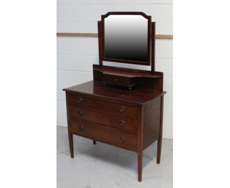 An Edwardian mirror-back dressing table with lower shelf and small drawer above three long drawers to tapering supports, 150 