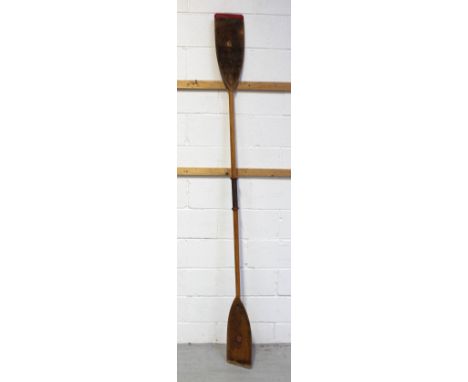 A vintage French canoe paddle, length 215cm.