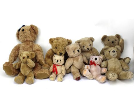 Nine vintage and contemporary teddy bears to include a 'Connoisseur Bear', a Logo bear etc (9).