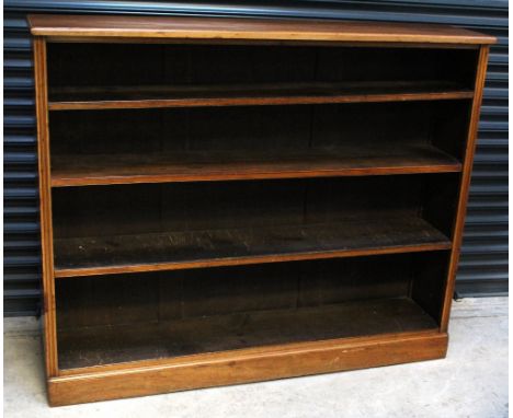 A mahogany three-shelf freestanding bookcase, 122.5 x 149 x 33cm.