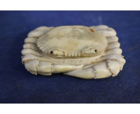 A Japanese ivory crab box with hinged lid, 6.5cm wide