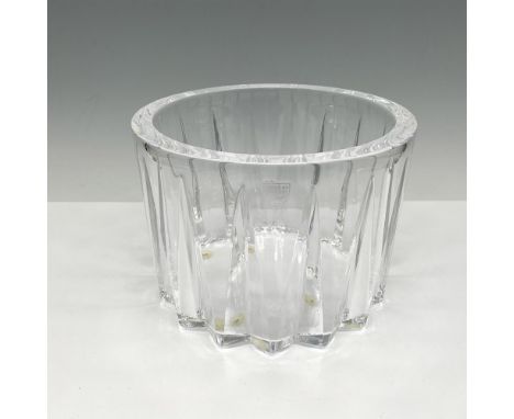 Round clear-cut crystal glass with pleat design was inspired by baskets made of birch bark, which is symbolic to Swedish natu