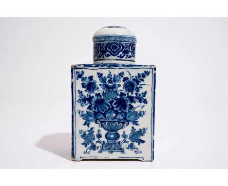A large Dutch Delft blue and white tea caddy with original cover, ca. 1700 Dim.: L.: 10,5 cm - W.: 7 cm - H.: 19 cm   Conditi
