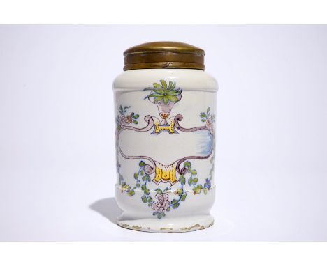 A polychrome Dutch Delft albarello-shaped pharmacy drug jar, 18th C.  H.: 19 cm (incl. cover)  Condition reports and high res