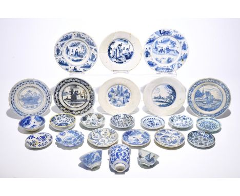 A collection of excavated blue and white Dutch Delftware and maiolica wares, 17th C. Dia.: 9 cm - H.: 8 cm (the largest cup) 