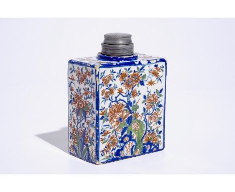 A rectangular Dutch Delft cashmire palette tea caddy with pewter lid, ca. 1700 Dim.: H.: 14,5 cm- L.: 10,5 cm - W.: 6 cm  Con