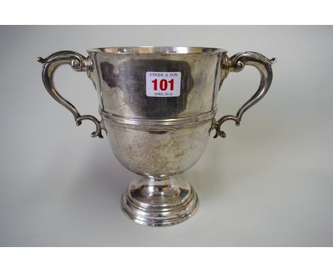 A large Edwardian silver twin handled trophy cup, by Daniel & John Welby, London 1907, 19cm, 1107g.