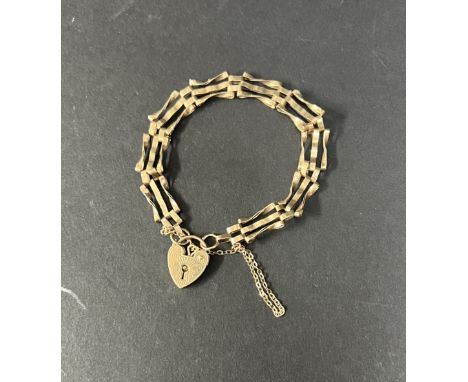 A 9ct gold gate bracelet, approx. 7.40g