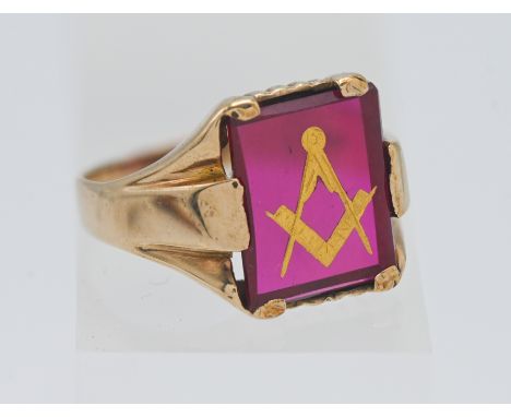 of Masonic interest, a 9 carat gents ring, with synthetic ruby and masonic symbol. 5.50 grams.