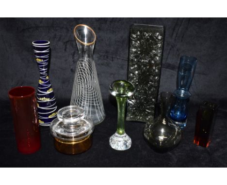 A GROUP OF ASSORTED SCANDINAVIAN, ITALIAN AND BRITISH ART GLASS  the tallest item 30cm high Condition Report : good condition