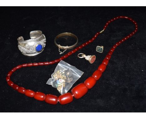 A COLLECTION OF VINTAGE JEWELLERY comprising a long length cherry coloured amber bead necklace (vintage plastic), length 92cm