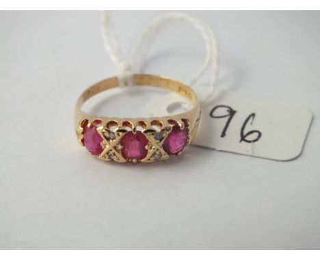 Victorian ruby and diamond three-stone ring - size M - 2.5gms