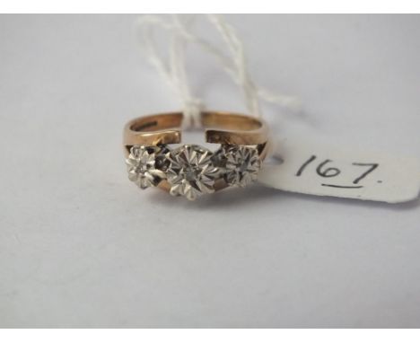 9ct three-stone diamond ring - size K - 3.07gms