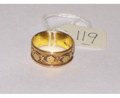 Antique 18ct gold wide wedding band with floral decoration - size K - 3.8gms
