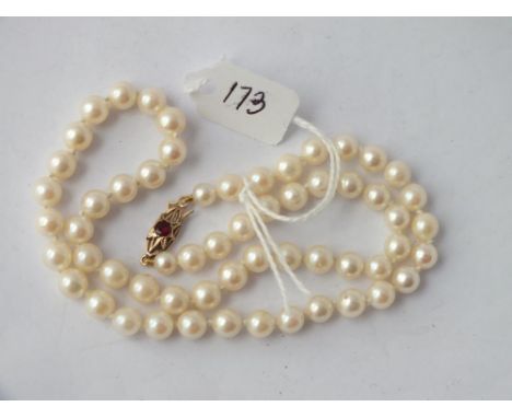 Good pearl necklace set with 9ct and garnet clasp